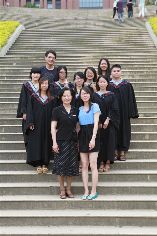 2014三优（主任与毕业班辅导员 心理员工合影）.jpg