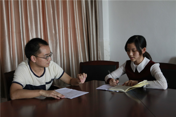 行政管理教研室主任刘江老师约见员工 (2).jpg