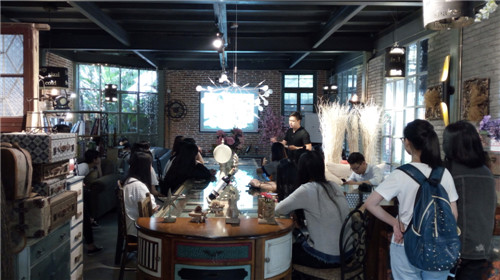 员工们 聆听杰克老师 讲述后现代文化 01.jpg