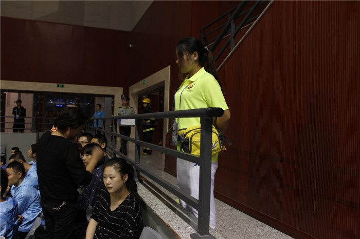 青5 （14级行政管理1班胡幼香 观众组织服务区站岗）.jpg