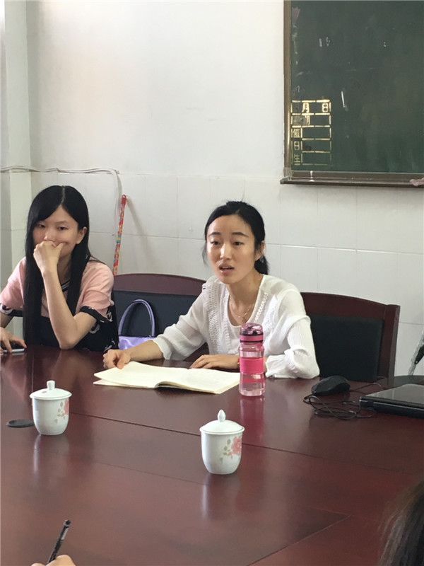 王巧芸同学在做经验分享.JPG