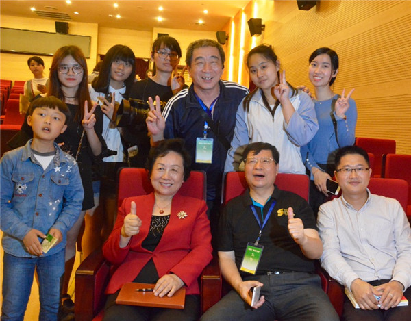 2 知心姐姐与王宏、刘颖琪老师和PA视讯16级广播电视编导1班拍摄小组的合照.jpg